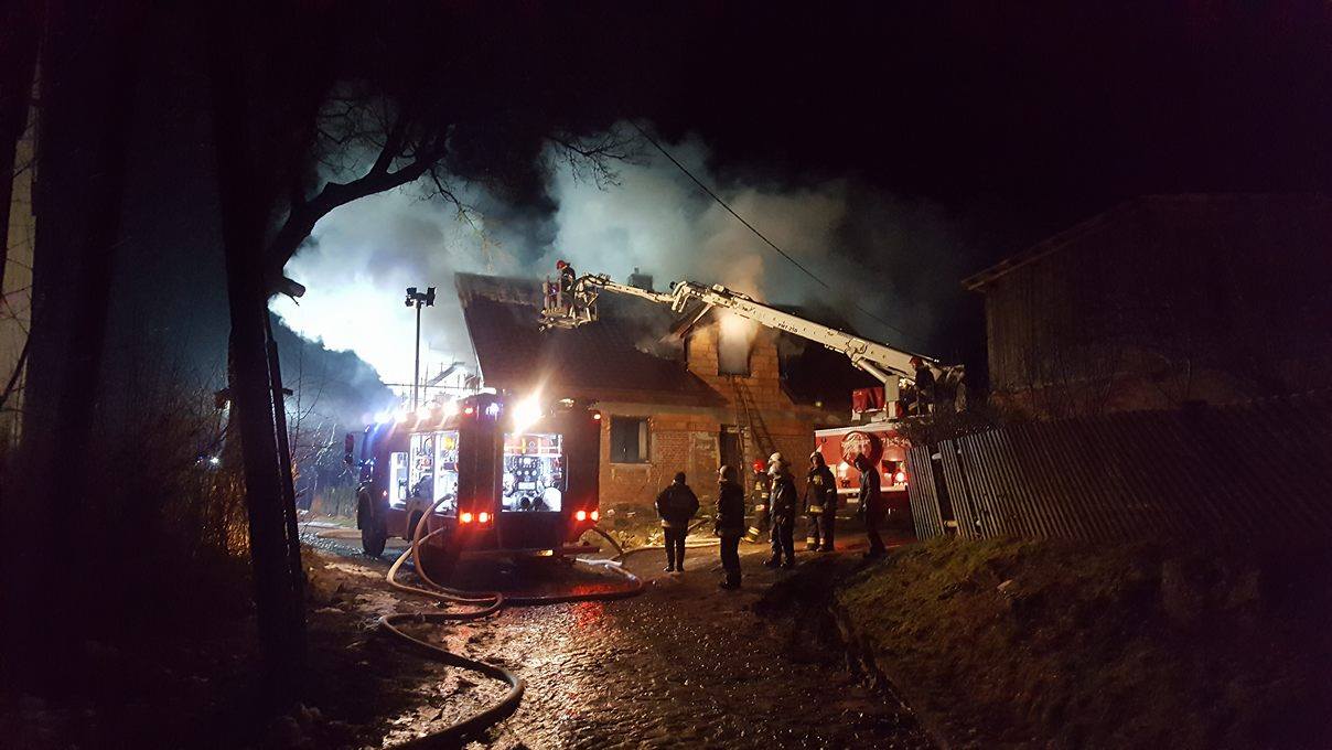 Na zdjęciu akcja gaśnicza z pożaru budynku mieszkalnego w Darżewie
