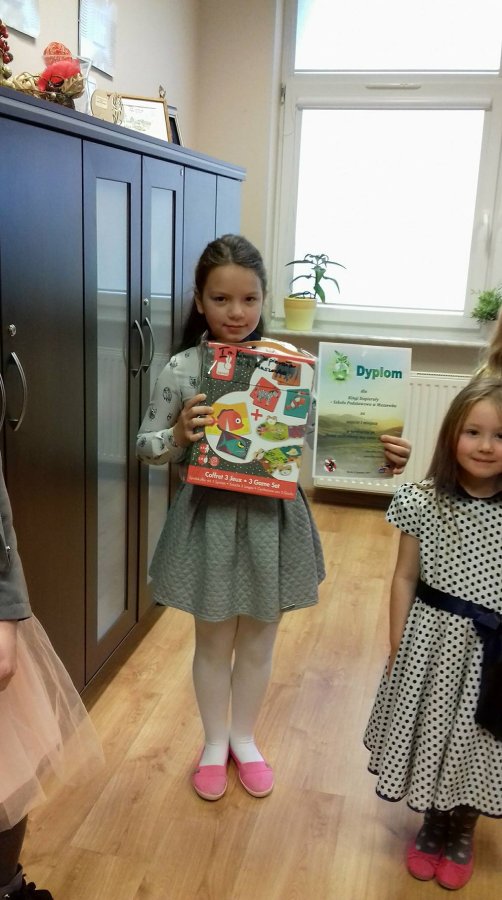 Grafika: Dzieci zostały nagrodzone za starania włożone w przygotowanie prac w Gminnym Konkursie Ekologicznym.