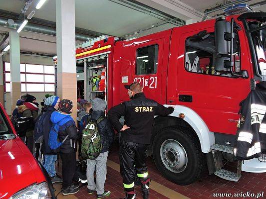 Grafika #1: Uczniowie szkół z terenu Gminy Wicko odwiedzili Komendę Powiatową Państwowej Straży Pożarnej w Lęborku