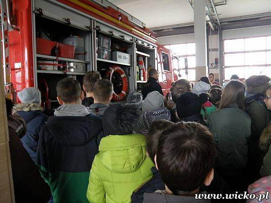 Grafika #1: Wizyta młodzieży z placówek oświatowych Gminy Wicko w Komendzie Powiatowej Państwowej Straży Pożarnej w Lęborku.