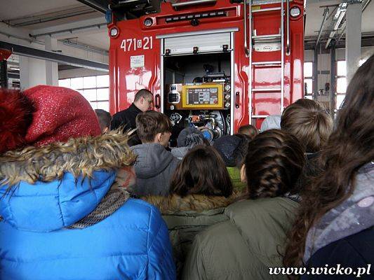 Grafika #2: Wizyta młodzieży z placówek oświatowych Gminy Wicko w Komendzie Powiatowej Państwowej Straży Pożarnej w Lęborku.