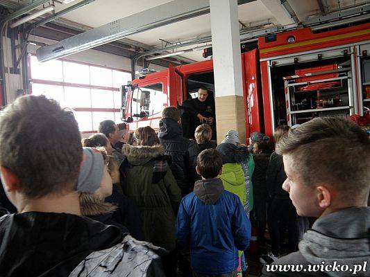 Grafika #4: Wizyta młodzieży z placówek oświatowych Gminy Wicko w Komendzie Powiatowej Państwowej Straży Pożarnej w Lęborku.
