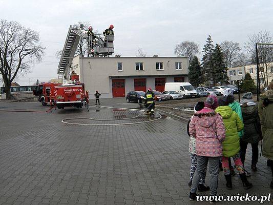 Grafika #10: Wizyta młodzieży z placówek oświatowych Gminy Wicko w Komendzie Powiatowej Państwowej Straży Pożarnej w Lęborku.
